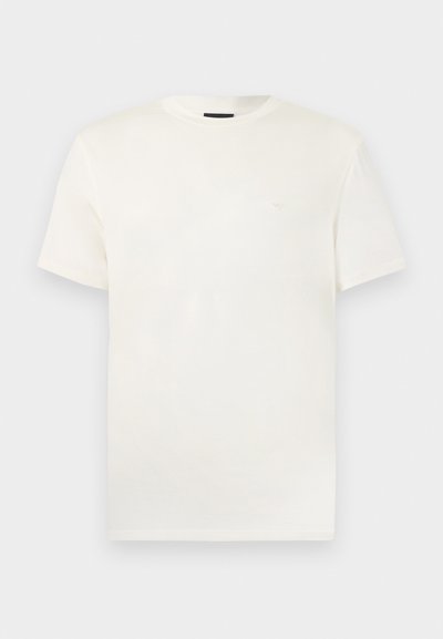 Λευκό T-shirt με κοντά μανίκια και στρογγυλή λαιμόκοψη, με διακριτικό κεντημένο λογότυπο στο αριστερό στήθος, παρουσιάζεται σε απλό ανοιχτό φόντο.