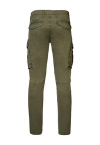 Pantalons cargo vert olive avec une jambe droite, dotés de poches cargo sur les côtés et de poches arrière, fabriqués en tissu lisse avec une finition mate.