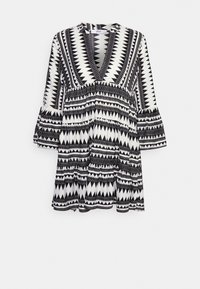 Robe à motifs noir et blanc avec décolleté en V, manches longues en forme de cloche et silhouette évasée avec des designs géométriques partout.