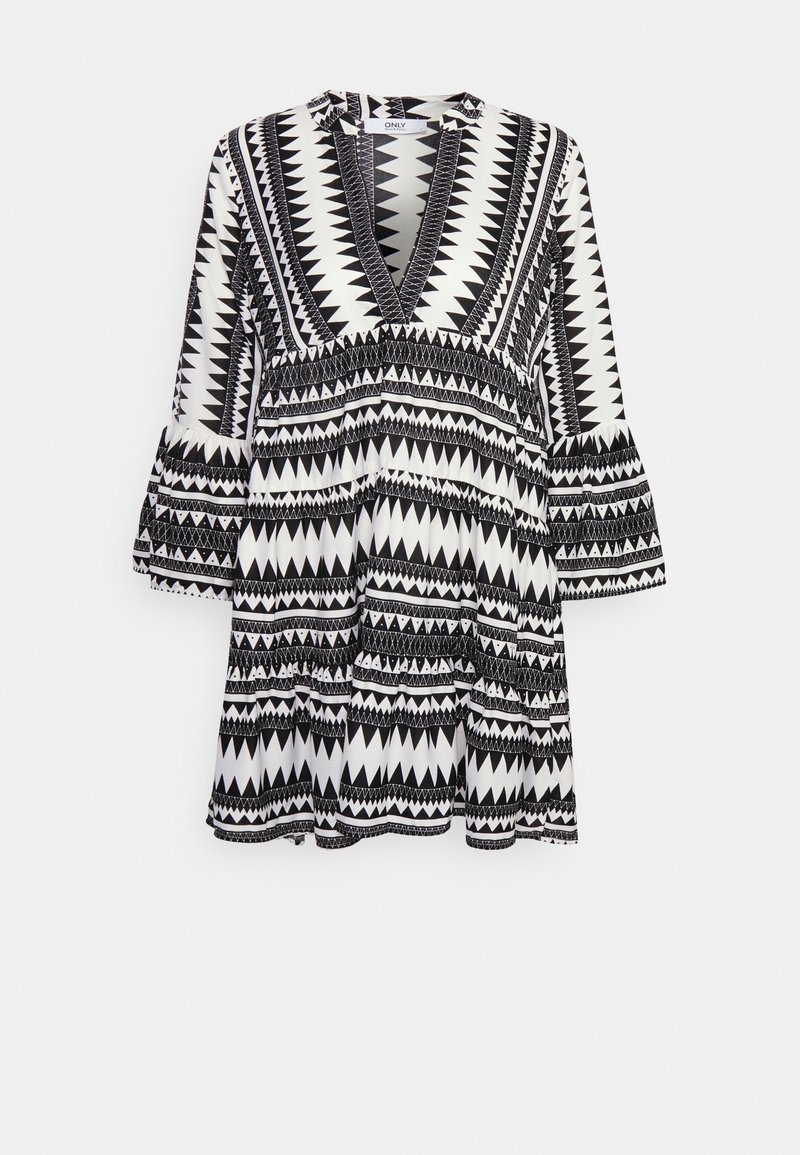 Robe à motifs noir et blanc avec décolleté en V, manches longues en forme de cloche et silhouette évasée avec des designs géométriques partout.