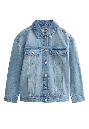 Giacca di jeans azzurro chiaro con chiusura a bottoni, due tasche sul petto con patta e bottoni, e colletto classico.