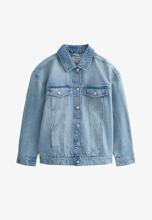 Giacca di jeans azzurro chiaro con chiusura a bottoni, due tasche sul petto con patta e bottoni, e colletto classico.