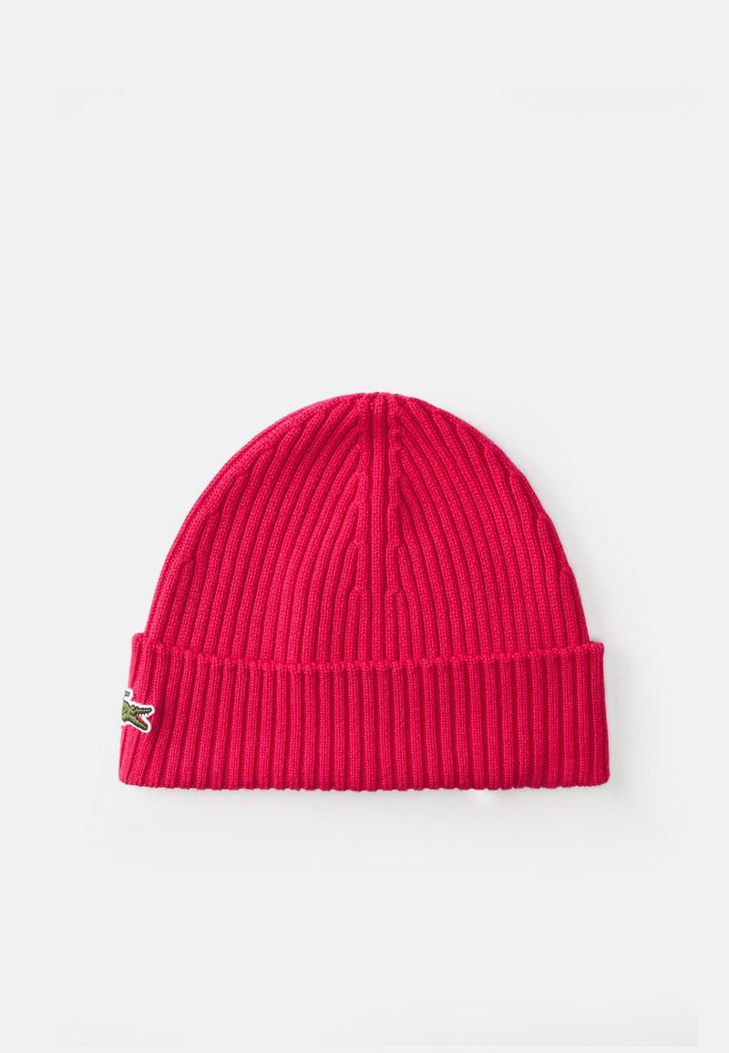 Berretto lavorato a maglia di un vivace rosa con una texture a coste. Presenta un piccolo logo del coccodrillo ricamato sul lato.