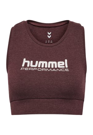 Bordeaux sportbeha gemaakt van rekbare stof met een ronde halslijn en brede band. Heeft een wit logo met de tekst "hummel PERFORMANCE" prominent aanwezig.