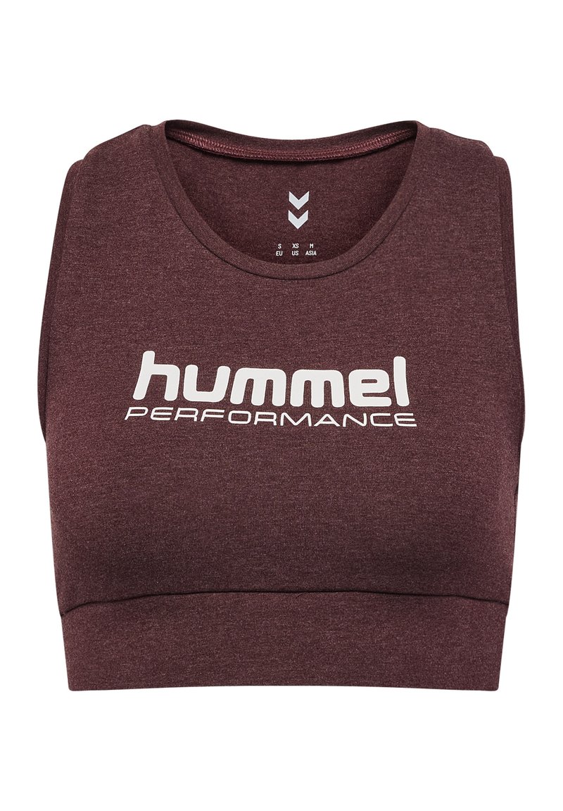 Bordeauxfarbener Sport-BH aus dehnbarem Material mit rundem Halsausschnitt und breitem Bund. Mit dem weißen Logo-Text "hummel PERFORMANCE" prominent versehen.