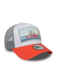 Casquette de style avec un corps blanc, dos en filet gris et visière orange. Elle présente un design brodé "CAPRI" sur le panneau avant.