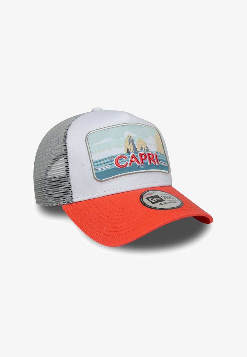 Chapéu estilo boné com corpo branco, parte traseira em malha cinza e viseira laranja. Apresenta um design bordado "CAPRI" no painel frontal.