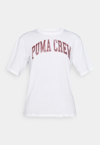 Camiseta de algodón blanca con mangas cortas, un cuello redondo y un gráfico en rojo de "PUMA CREW" en el pecho.