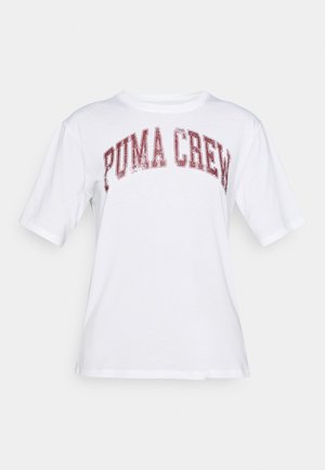 Valkoinen puuvillapaita, jossa on lyhyet hihat, pyöreä pääntie ja punainen "PUMA CREW" -grafiikka rinnassa.