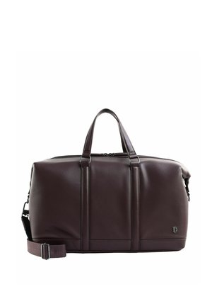 Sac de voyage en cuir marron foncé avec deux poignées, une bandoulière amovible et un petit logo en métal dans le coin inférieur droit.