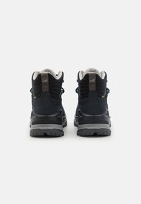 Botas de caminhada masculinas em azul-marinho escuro com acentos cinzentos. Apresentam uma sola de borracha resistente, um colarinho acolchoado e um sistema de atacadores para um ajuste seguro.