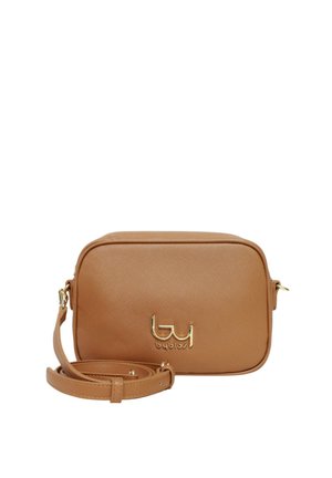 Piccola borsa a tracolla rettangolare in pelle color cuoio con tracolla regolabile e logo "byblos" dorato sul davanti.