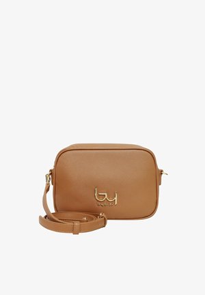 Piccola borsa a tracolla rettangolare in pelle color cuoio con tracolla regolabile e logo "byblos" dorato sul davanti.