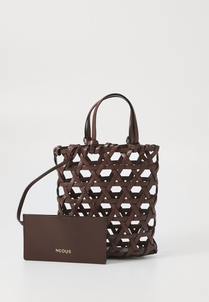 Sac en cuir tressé brun avec deux anses et un porte-cartes détachable, présentant un design entrelacé et une texture lisse.