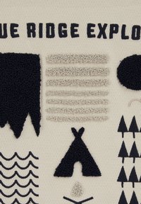 Textilie s různými texturami v námořnické a šedé barvě, obsahující geometrické vzory, teepee, vlnité čáry a text "BLUE RIDGE EXPLORE".