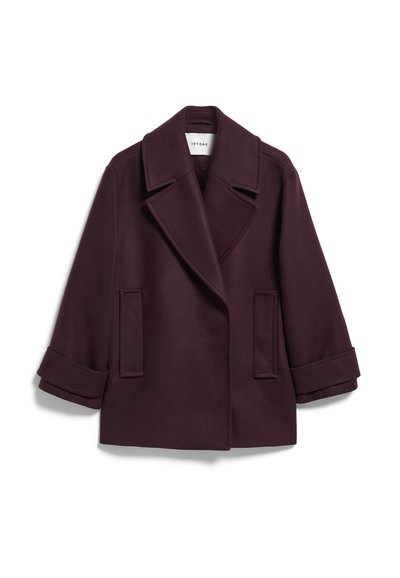 Cappotto di lana bordeaux con ampio revers, maniche a tre quarti e due tasche frontali; texture liscia, design su misura.