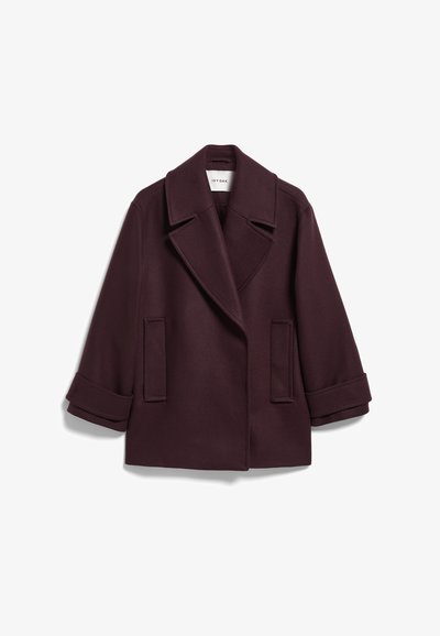 Cappotto di lana bordeaux con ampio revers, maniche a tre quarti e due tasche frontali; texture liscia, design su misura.
