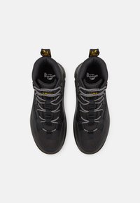 Dr. Martens Šněrovací kotníkové boty - black