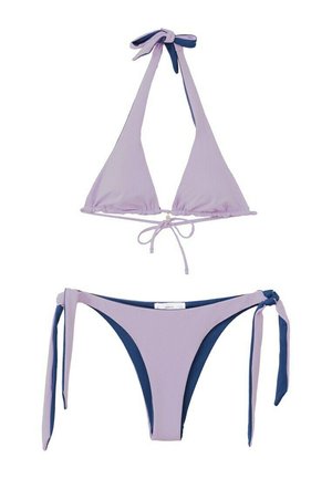 Bikini reversibile a triangolo viola e blu navy con collo all'americana e slip con laccio ai lati su sfondo bianco.