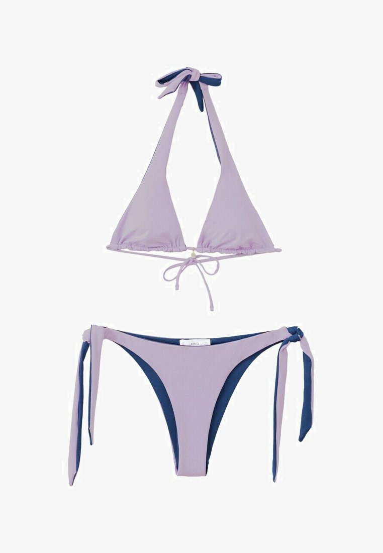 Bikini réversible en triangle violet et bleu marine avec col en halter et bas à nouer sur les côtés sur fond blanc.