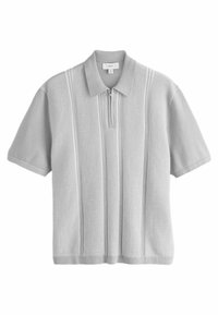 La polo shirt grigia a maniche corte presenta un col con zip e un tessuto testurizzato con strisce verticali a coste, offrendo una vestibilità comoda.