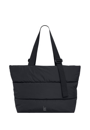 Sort quiltet tote-taske med to skulderstropper, hvoraf den ene er justerbar, og med et lille "GOT BAG." logo nær bunden i midten.
