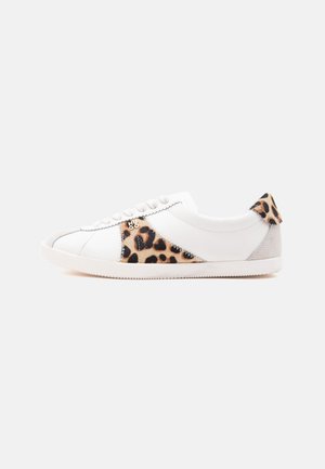 Biały niski sneaker z akcentami w panterkę przy sznurowadłach i pięcie, gumową podeszwą oraz małym metalicznym logo po boku.