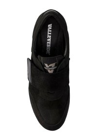 Sneaker nera con cinturino in Velcro, realizzata in tessuto testurizzato e pelle scamosciata, con il marchio "Valleverde" visibile sulla soletta e sull'etichetta della linguetta.