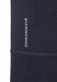 Marineblauwe stoffen legging met een naadloze textuur. Bevat een witte geprinte hashtag "#JAMNOMAD" nabij het onderbeen, wat de merkidentiteit benadrukt.