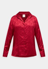 Cămașă roșie din satin cu mâneci lungi și finisaj lucios, având un model geometric format din forme interconectate, cu guler ascuțit și închidere cu nasturi.