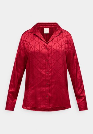 Czerwona satynowa koszula z długim rękawem o błyszczącym wykończeniu, zdobiona geometrycznym wzorem z przeplatających się kształtów, posiadająca szpiczasty kołnierzyk i zapięcie na guziki.