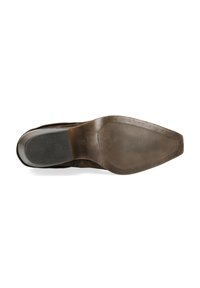 Zapato de ante marrón con una punta redondeada y lisa, y un tacón bajo. La suela es de goma con un patrón texturizado para proporcionar agarre.