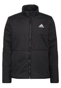 Giacca a vento nera con colletto alto, chiusura con zip e cuciture orizzontali. Presenta un logo Adidas bianco sul lato sinistro del petto.