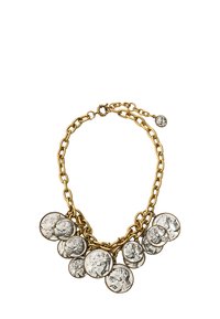 Złota łańcuchowa naszyjnik z wieloma zawieszkami w kształcie srebrnych monet z detalicznymi wygrawerowaniami, tworząc wizualny efekt warstwowy.