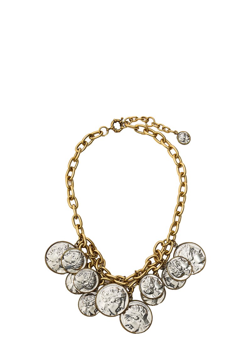 Złota łańcuchowa naszyjnik z wieloma zawieszkami w kształcie srebrnych monet z detalicznymi wygrawerowaniami, tworząc wizualny efekt warstwowy.