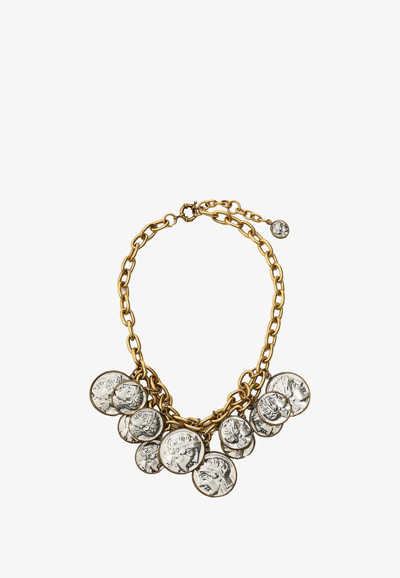 Złota łańcuchowa naszyjnik z wieloma zawieszkami w kształcie srebrnych monet z detalicznymi wygrawerowaniami, tworząc wizualny efekt warstwowy.