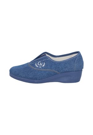 Zapato slip-on azul de mezclilla con tacón cuña bajo y logo "GN" bordado en blanco en el lateral.