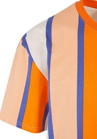 Karl Kani SMALL SIGNATURE STRIPE - Potiskana majica - orange apricot off white