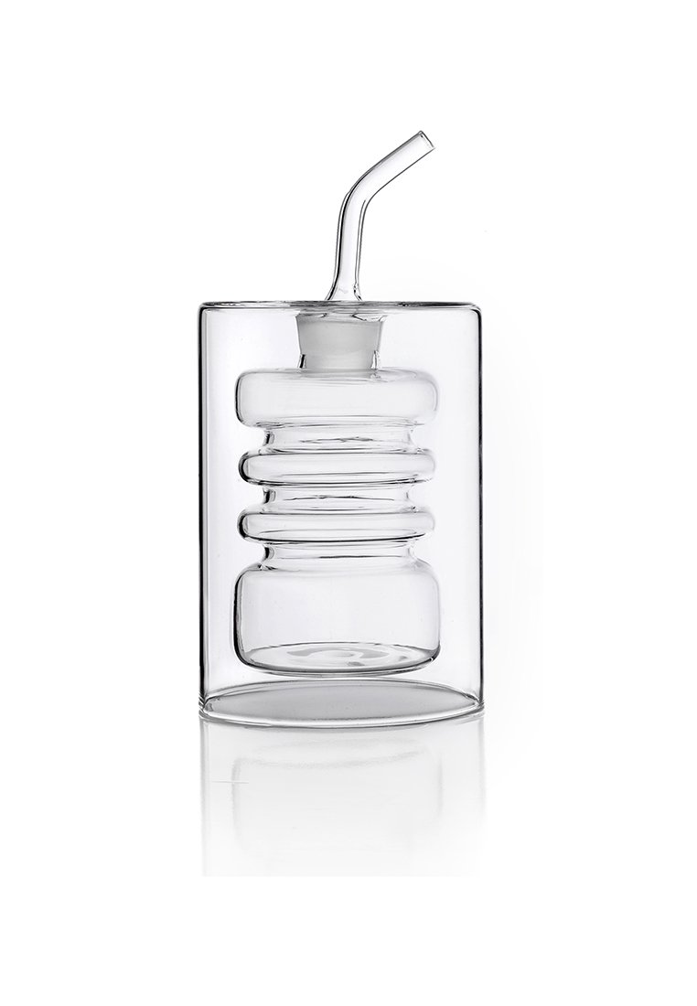 Przezroczysta szklana fajka wodna z cylindryczną podstawą, spiralną komorą wewnętrzną i giętym ustnikiem. Gładka powierzchnia bez widocznych wzorów.