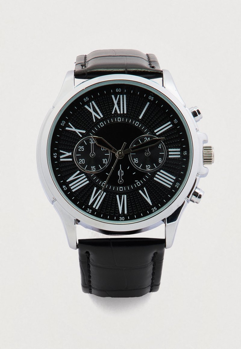 Schwarze analoge Uhr mit strukturiertem schwarzem Zifferblatt, silbernen römischen Ziffern und Chronographen-Details. Verfügt über ein Edelstahlgehäuse und ein schwarzes Lederarmband.