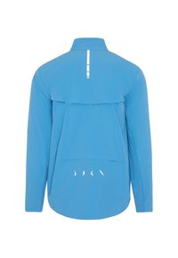 Kék, könnyű dzseki hosszú ujjakkal, magas gallérral és fényvisszaverő részletekkel. Hátsó zsebbel és szellőző panelek célszerű az légáteresztőség érdekében.