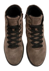 Ciemnobrązowe zamszowe buty trekkingowe z czarnymi sznurówkami, z detalem zamka błyskawicznego i gumowymi podeszwami, z wzmocnionymi oczkami i teksturowanym wykończeniem.