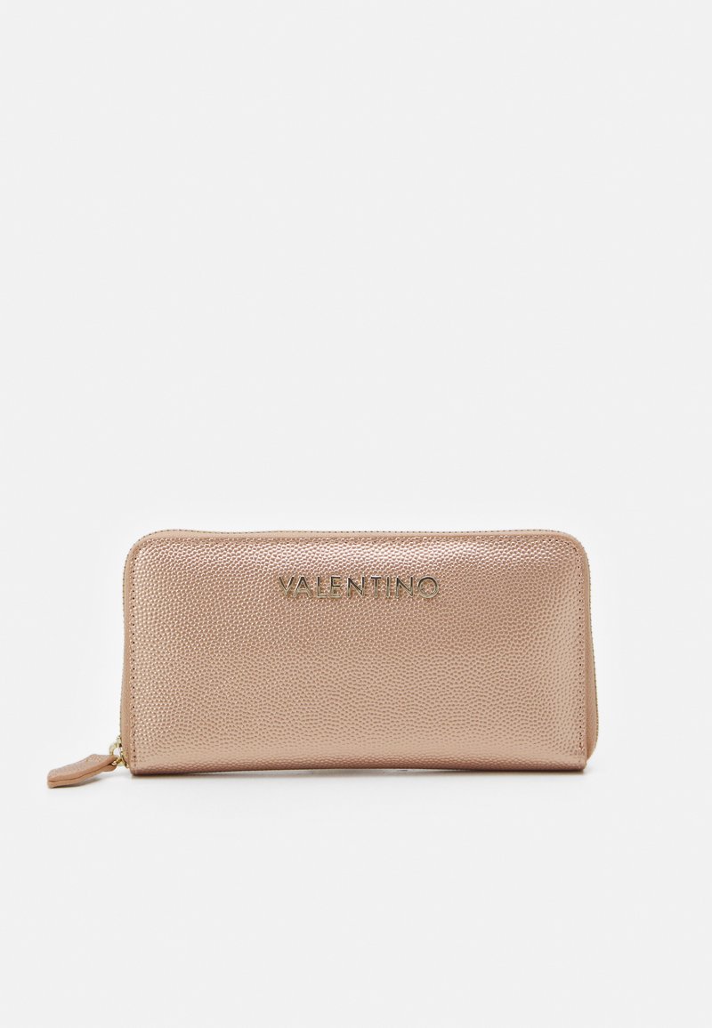Portefeuille en cuir texturé rose gold Valentino, fermeture zippée et logo bien en vue. Forme rectangulaire compacte avec un subtil éclat.