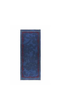 Denim sjaal met een donkerblauw bloemenpatroon, afgewerkt met rode tekst en een lichtblauwe stikseldetail, met uitgerafelde uiteinden.