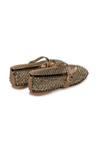 Chaussures plates en bronze avec un bout pointu, ornées de strass décoratifs. Présentent une lanière avec une petite boucle et une semelle plate.