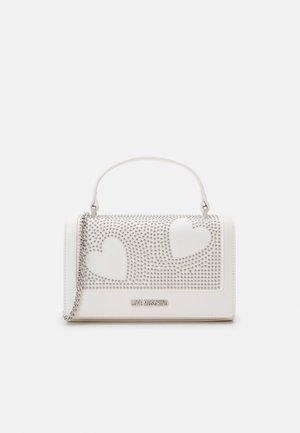 Witte Love Moschino handtas met zilveren studs die twee hartvormen vormen, een bovenhandvat en een zilveren kettingriem.