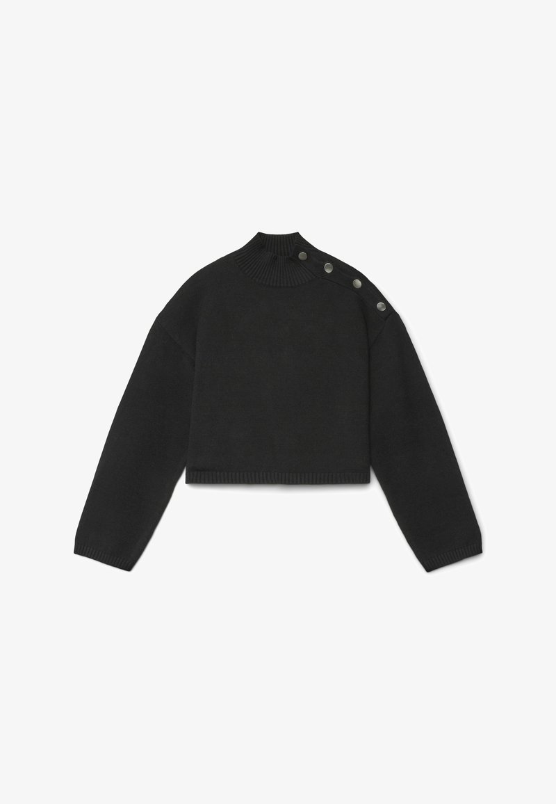 Gekürzter schwarzer Strickpullover mit hohem geripptem Kragen, langen Ärmeln und sechs dekorativen grauen Knöpfen an der linken Schulternaht.