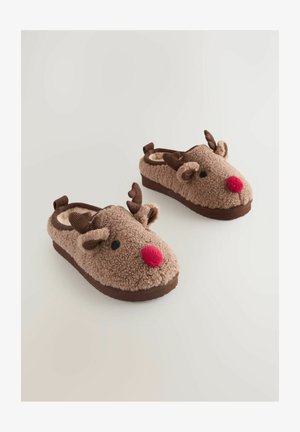 Bruna fleece-tofflor designade som ett ren, med en röd pom-pom näsa, svarta ögon och bruna kålsnäckor; texturerad yta.