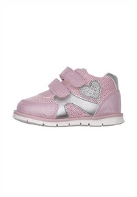 Sneakers in rete rosa con accenti argentati, doppie strap in velcro, parte superiore testurizzata e un dettaglio a cuore glitterato sul lato. Suola leggera.