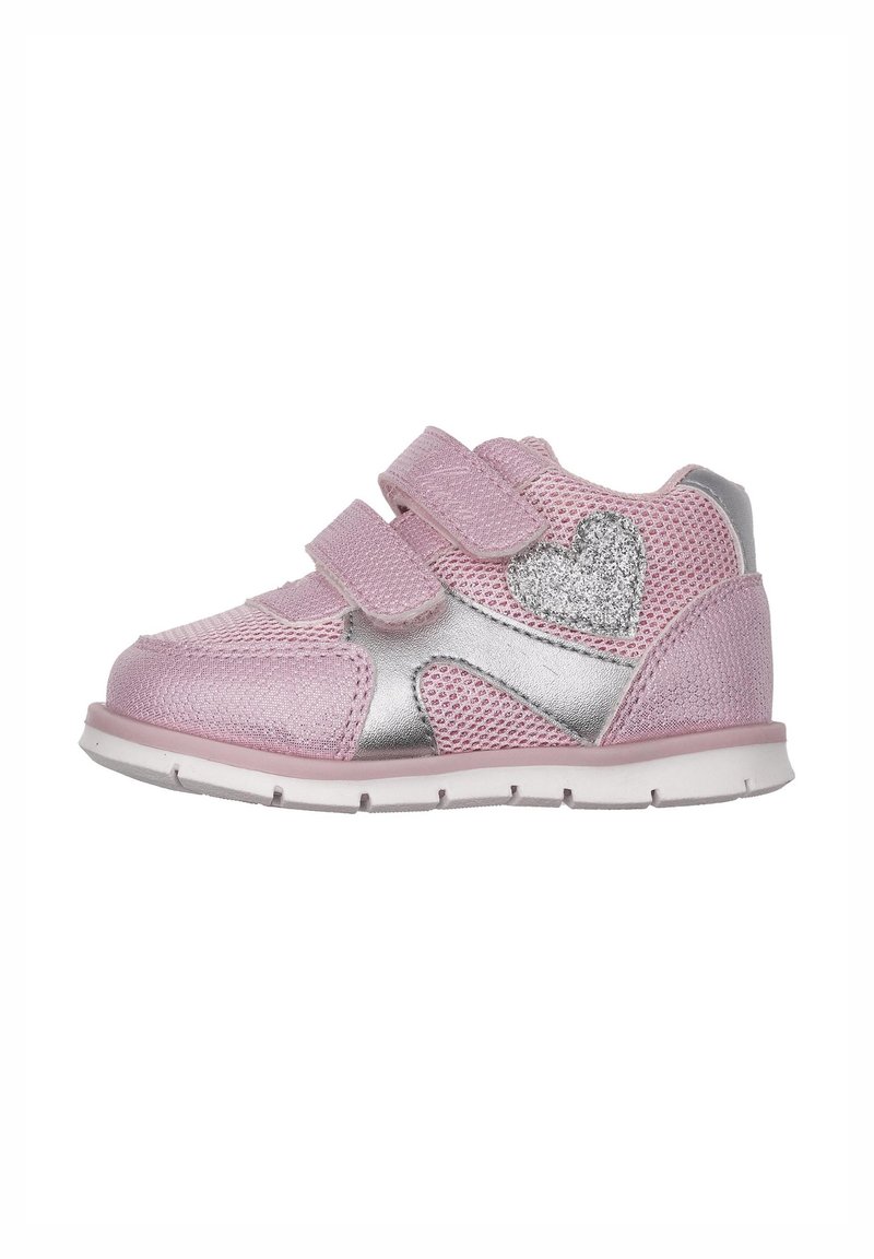 Sneakers in rete rosa con accenti argentati, doppie strap in velcro, parte superiore testurizzata e un dettaglio a cuore glitterato sul lato. Suola leggera.
